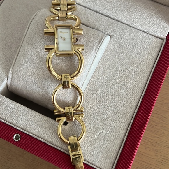 Ferragamo watch from the Double Gancini collection. Comes with box and dust bag - Picture 5 of 10